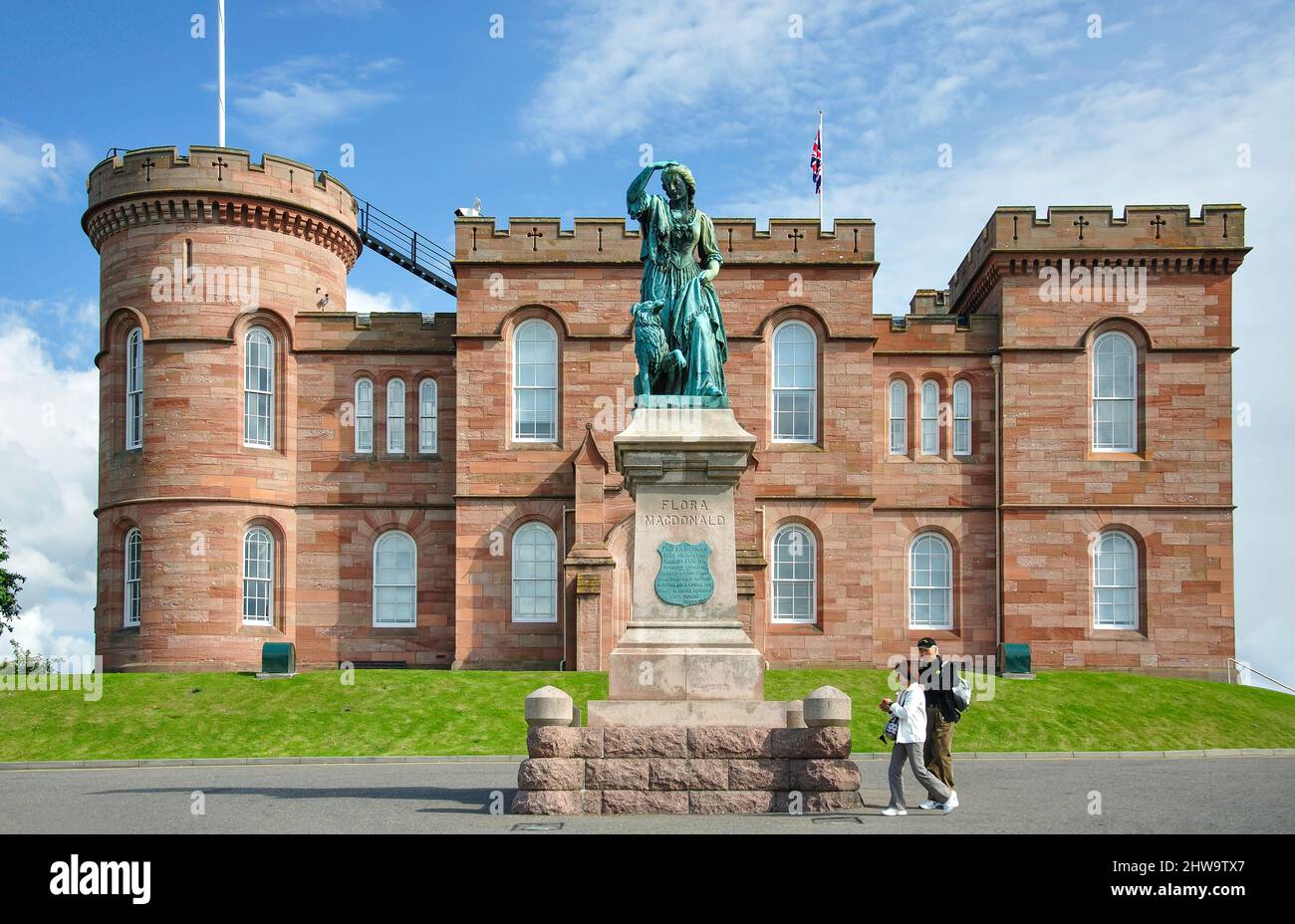 Inverness Castle und Flora Macdonald Statue, Castle Hill, Inverness, Highland, Schottland, Vereinigtes Königreich Stockfoto