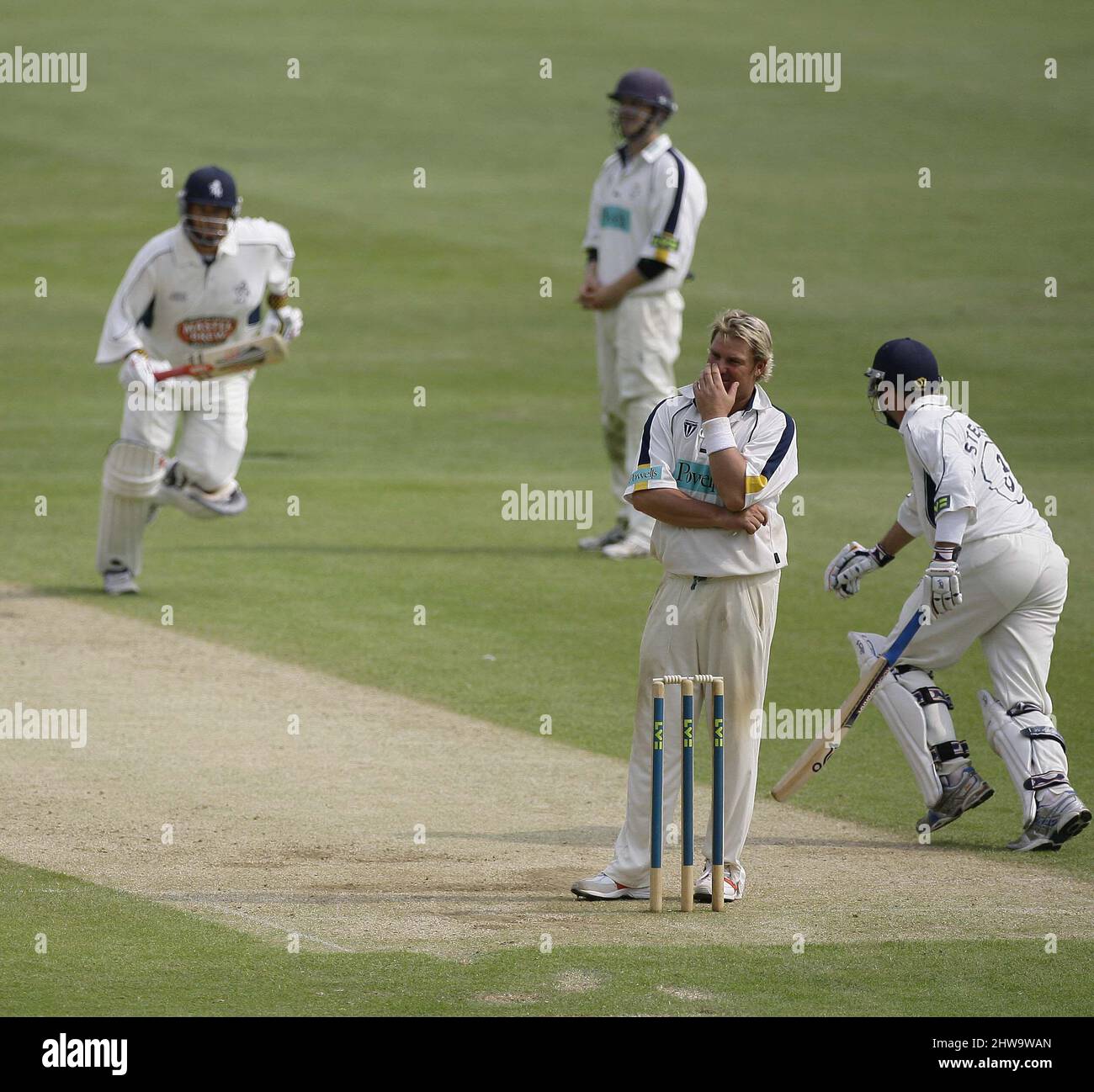 Shane Warne aus Hampshire fällt unter Druck, als Darren Stevens und Andrew Hall während des Kents County Championship-Spiels gegen Hampshire am 25.. Mai 2007 auf dem St. Lawrance Ground, Canterbury, Kent, die Läufe auflegten. Stockfoto