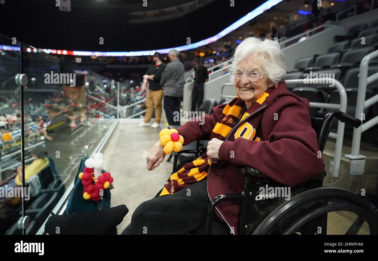 St. Louis, USA. 04. März 2022. Schwester Jean, die 102-jährige Kaplan der Loyola Ramblers Männer-Basketballmannschaft der Loyola University, zeigt ihre gelben und roten Ballons vor dem Start des Missouri Valley Conference Basketball Tournaments gegen die Bradley Braves im Enterprise Center in St. Louis am Freitag, den 4. März 2022. Foto von Bill Greenblatt/UPI Credit: UPI/Alamy Live News Stockfoto