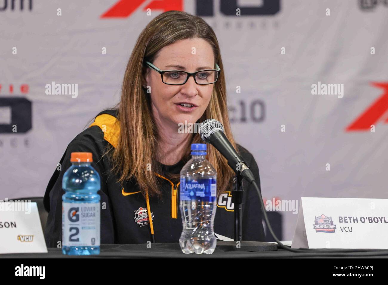 Wilmington, DE, USA. 4. März 2022. VCU-Chefcoach BETH O'BOYLE spricht nach einem Turnier der Frauen-Meisterschaft A10 zwischen No. 4 VCU und No. 12 George Washington Freitag, 04. März 2022; im Chase Fieldhouse in Wilmington, DE, mit den Medien. (Bild: © Saquan Stimpson/ZUMA Press Wire) Bild: ZUMA Press, Inc./Alamy Live News Stockfoto