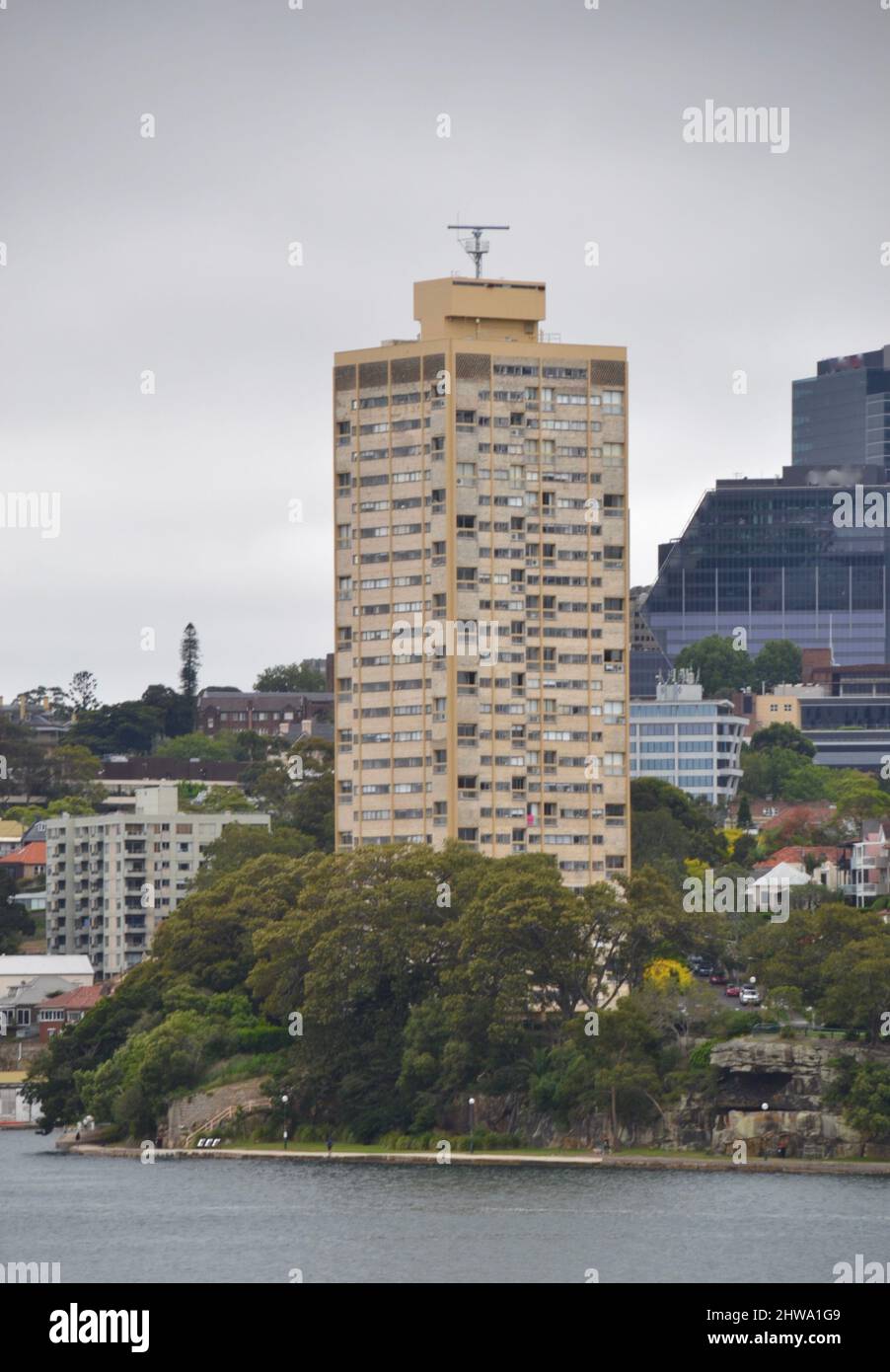 Die umstrittene und trennende Architektur von Harry Seidlers Apartmentgebäude im Blues Point Tower in North Sydney liegt direkt am Hafen Stockfoto