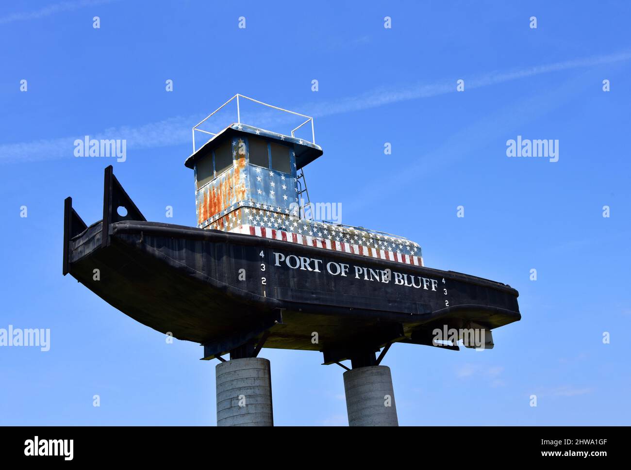 Das neu geturierte Schlepper wird für das Zeichen des Hafens von Pine Bluff in der Nähe von Pine Bluff, Arkansas, verwendet. Das Boot ist mit Sternen und Streifen geschmückt. Stockfoto