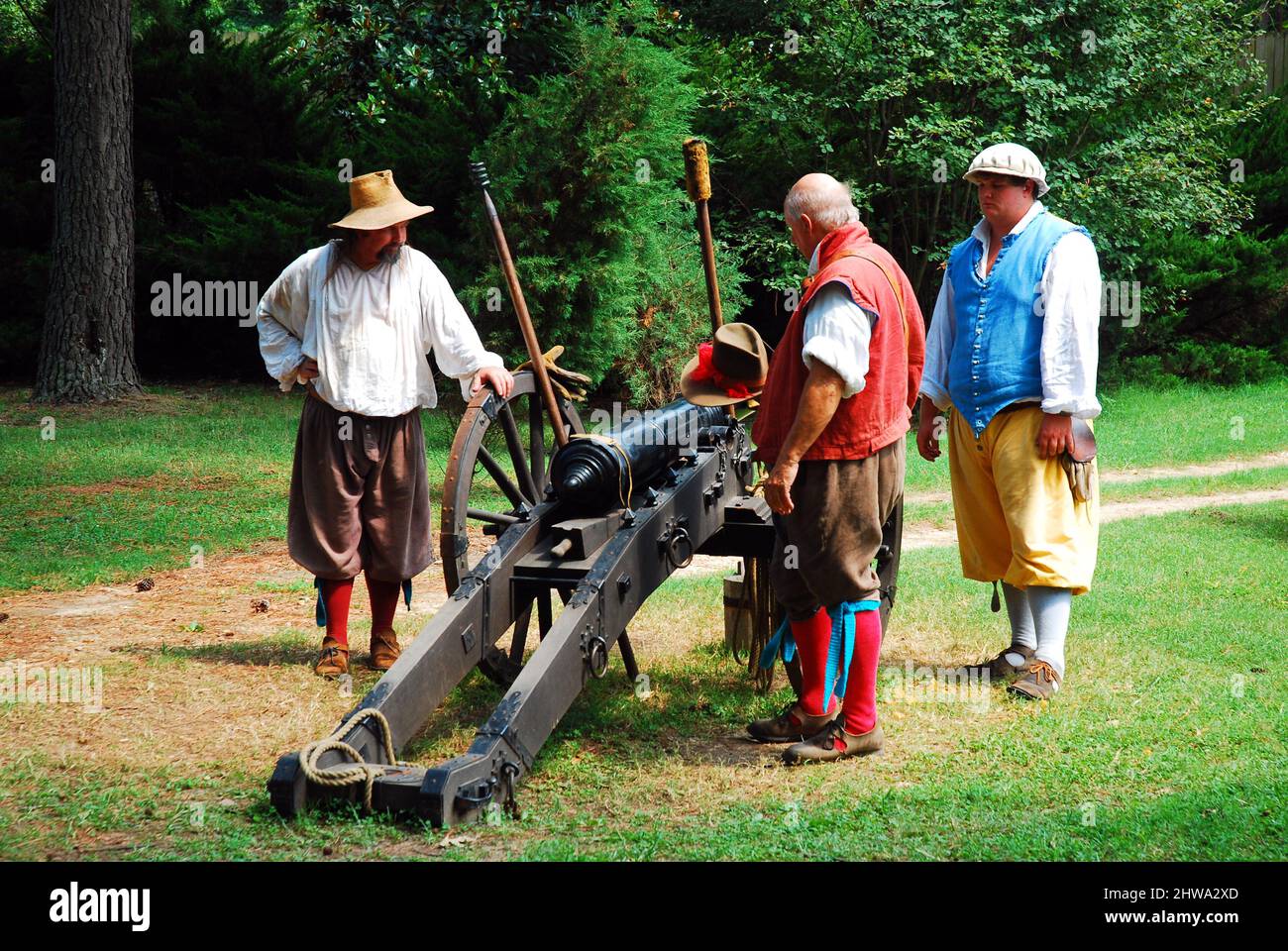 Reenactors demonstrieren den Abschuss einer kolonialen Kanone in Jamestown, Virginia Stockfoto