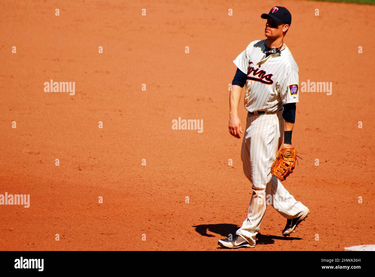 Ein Minnesota Twins First Baseman tritt in seine Position Stockfoto