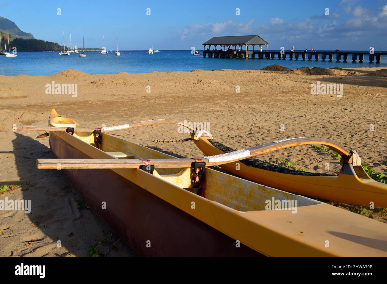 Ein Ausleger ruht an einem ruhigen Strand an der Hanalei Bay, Kauai Stockfoto