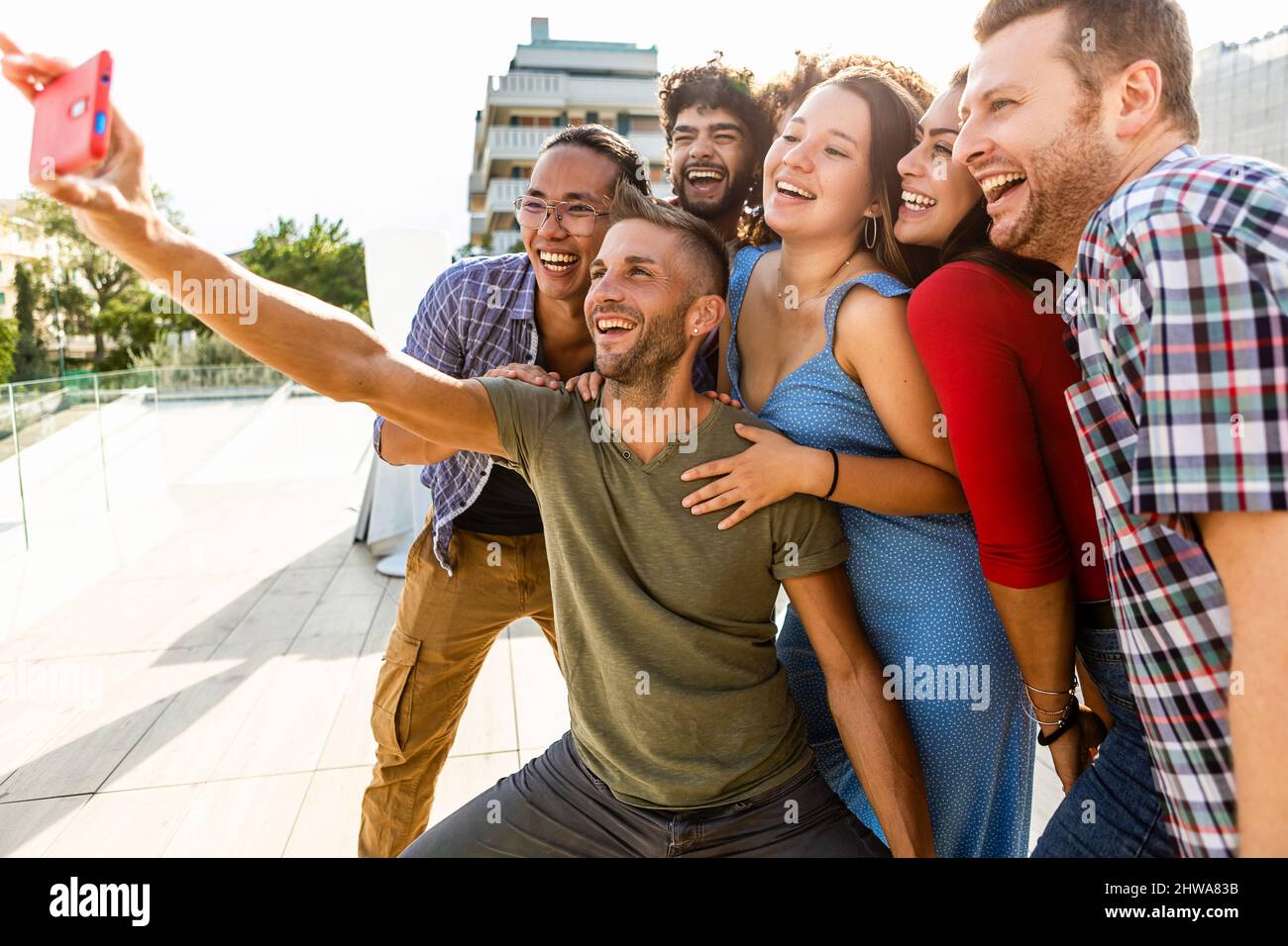 Multirassische junge Freunde, die ein Selfie-Foto mit dem Mobiltelefon machen Stockfoto