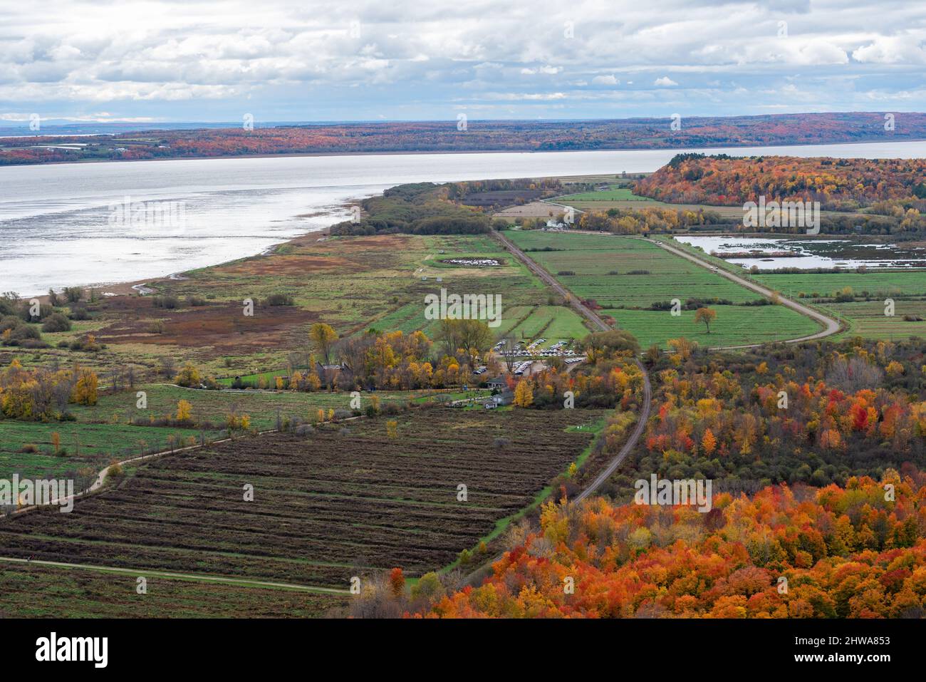 Im Herbst ist das Cap Tourmente National Wildlife Area in Saint-Joachim mit dem St. Lawrence River und der Orleans Isle im Hintergrund, Quebec, Kanada Stockfoto