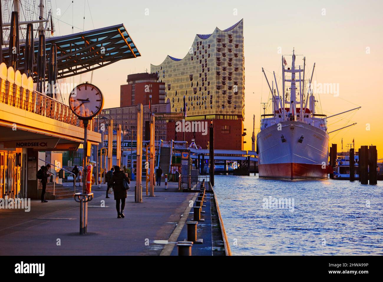 Elbphilharmonie und Norderelbe mit Museumsschiff bei Sonnenaufgang, St. Pauli Piers Hamburg, Deutschland, Hamburg Stockfoto