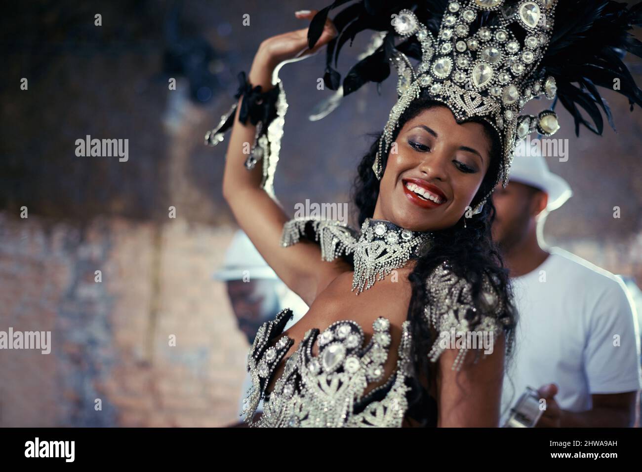 Zur Freude des Samba. Aufnahme einer schönen Samba-Tänzerin und ihrer Band. Stockfoto