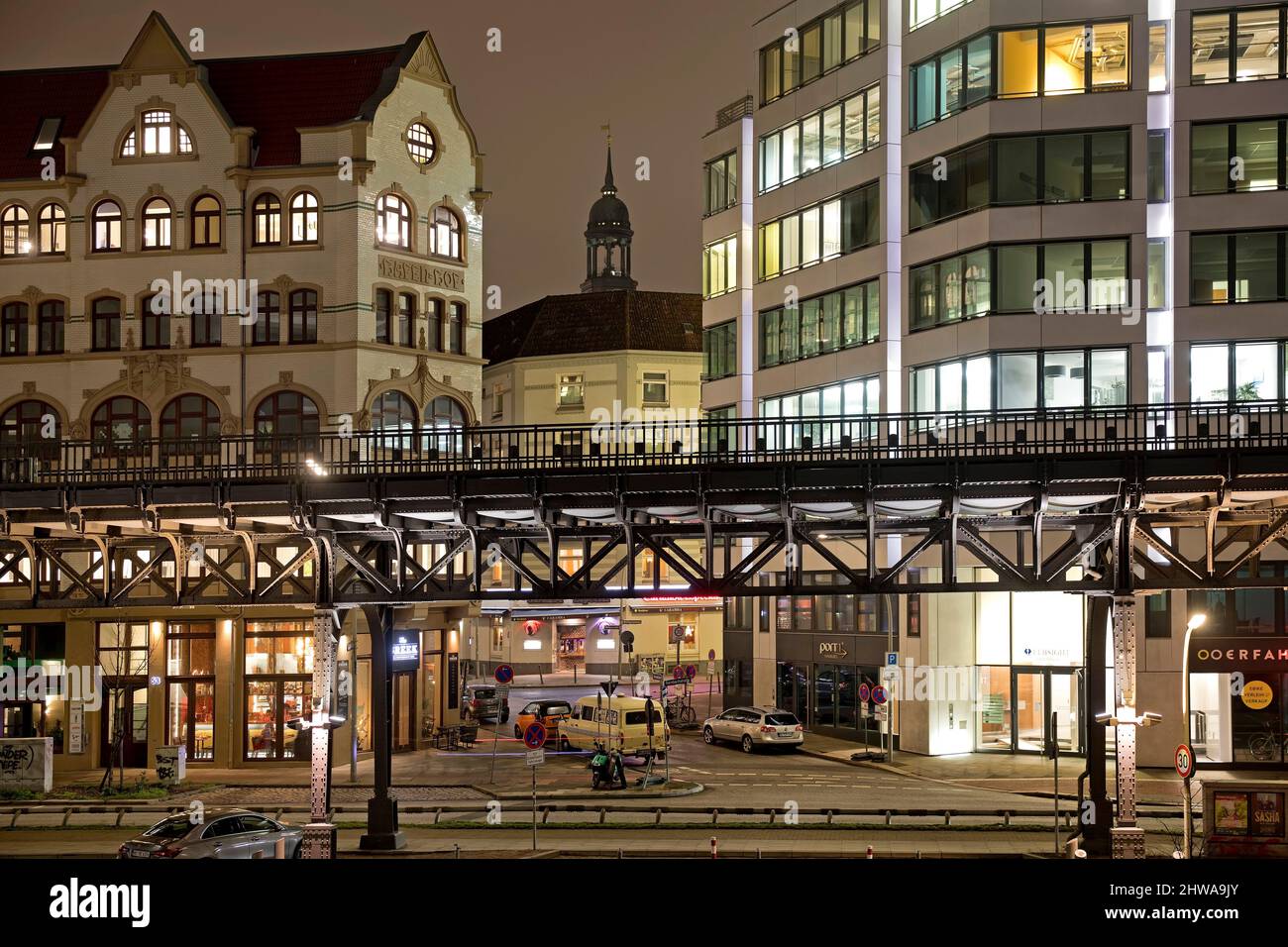 Eisenbahnstrecke der Hochbahn mit Kirchturm St. Michaelis bei Nacht, Deutschland, Hamburg Stockfoto