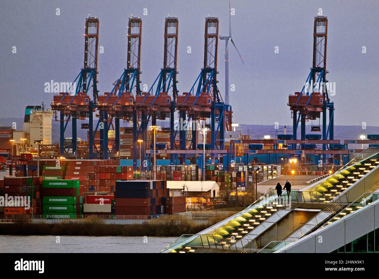 Krane am Containerterminal Burchardkai mit Menschen an der Anlegestelle, Hafen Hamburg, Deutschland, Hamburg Stockfoto