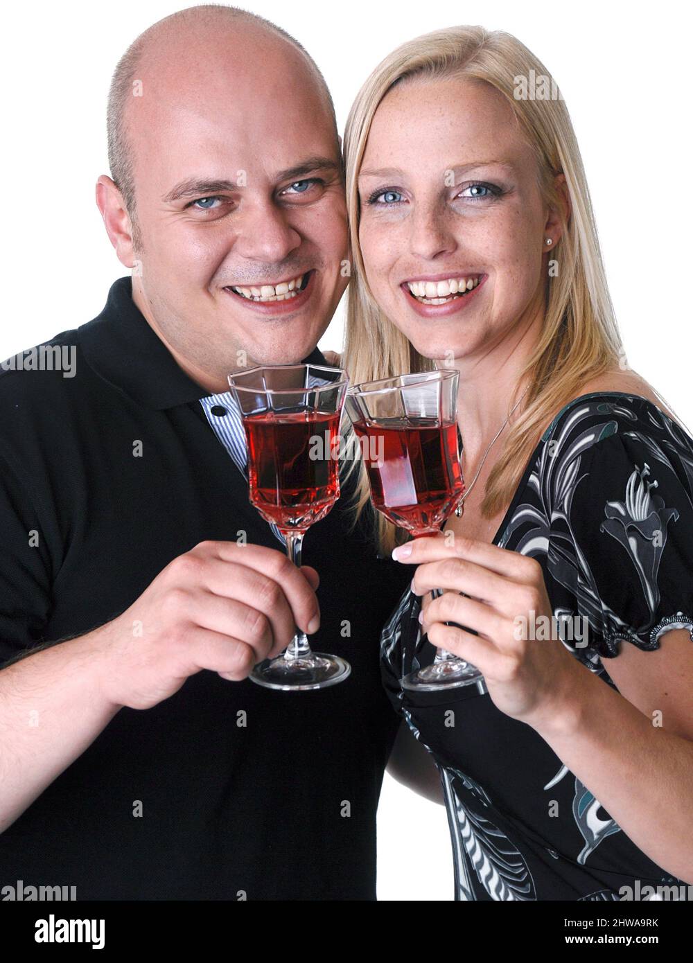 Paar in Liebe klinken Gläser Stockfoto