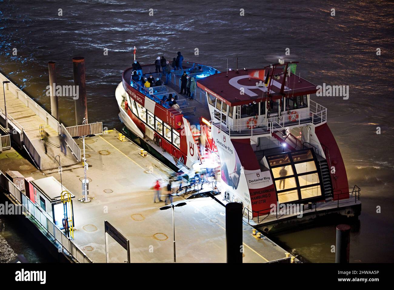 HVV Hafenfähre Linie 62 MS Elbphilharmonie bei Nacht, Hafen Hamburg, Deutschland, Hamburg Stockfoto