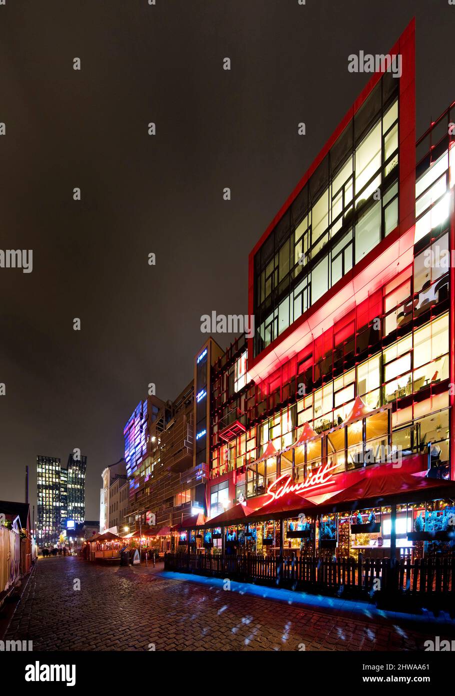 Spielbudenplatz mit Schmidt Theater und den Tanzenden Türmen im Hintergrund bei Nacht, St. Pauli Hamburg, Deutschland, Hamburg Stockfoto