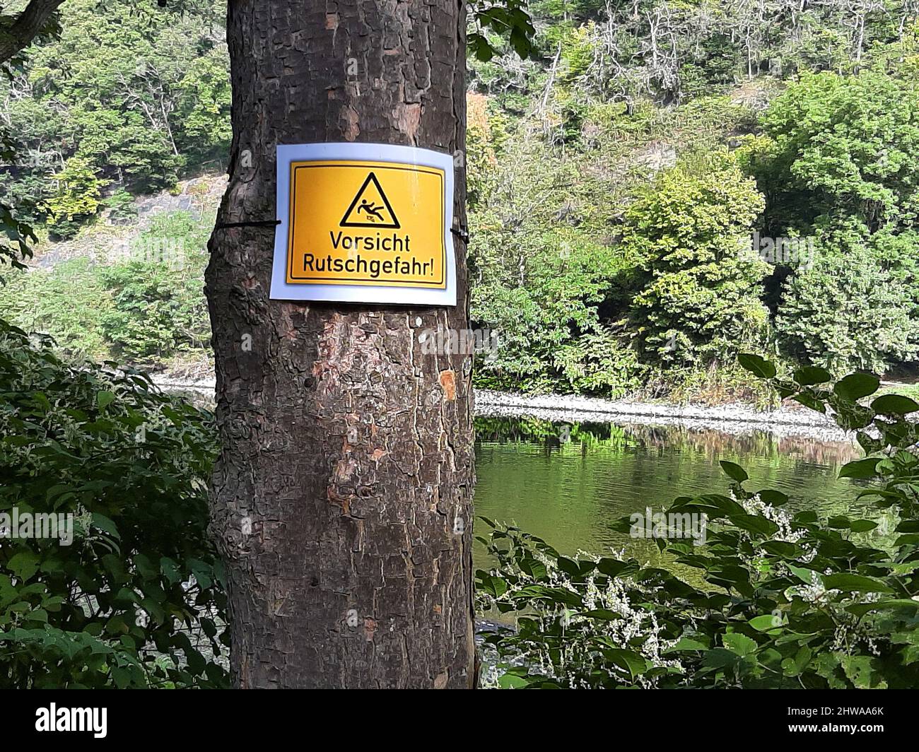 Warnschild, Rutschgefahr auf einer bankseite, Deutschland Stockfoto