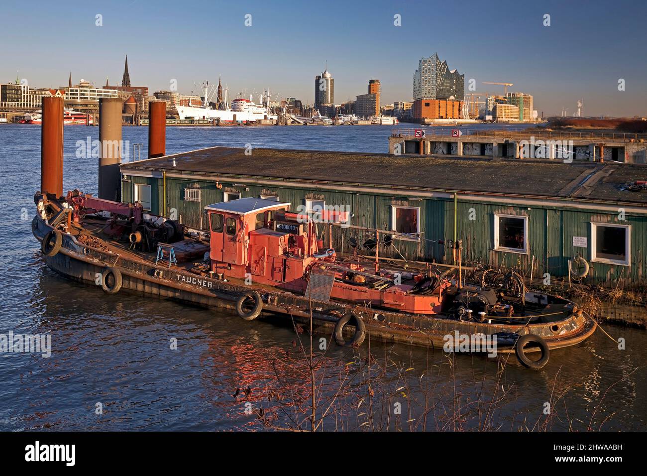 Altes Schiff Taucher auf der Norderelbe mit der Elbphilharmonie im Hintergrund, Deutschland, Hamburg Stockfoto
