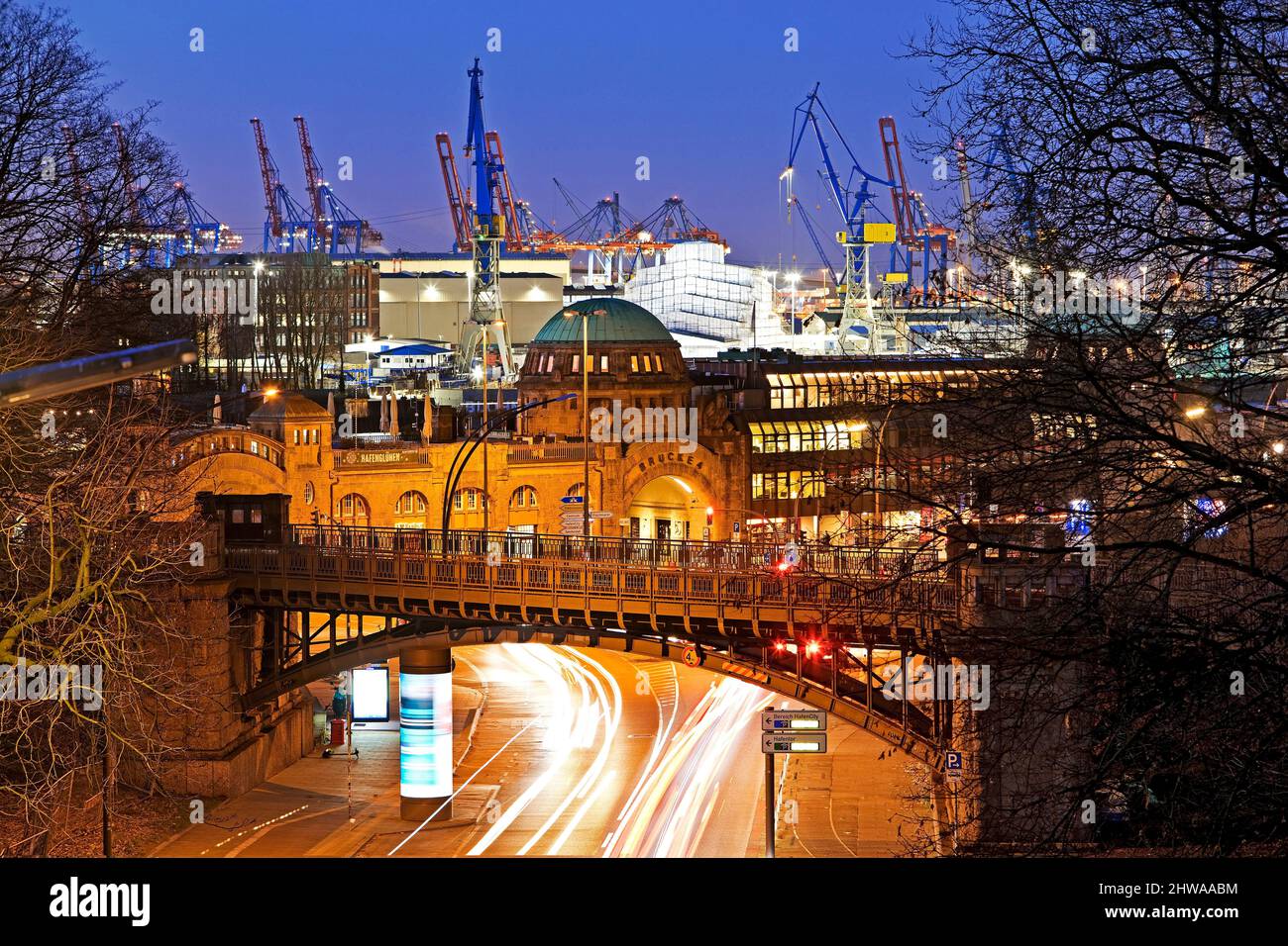 St. Pauli Pier mit Hafen bei Nacht, Deutschland, Hamburg Stockfoto