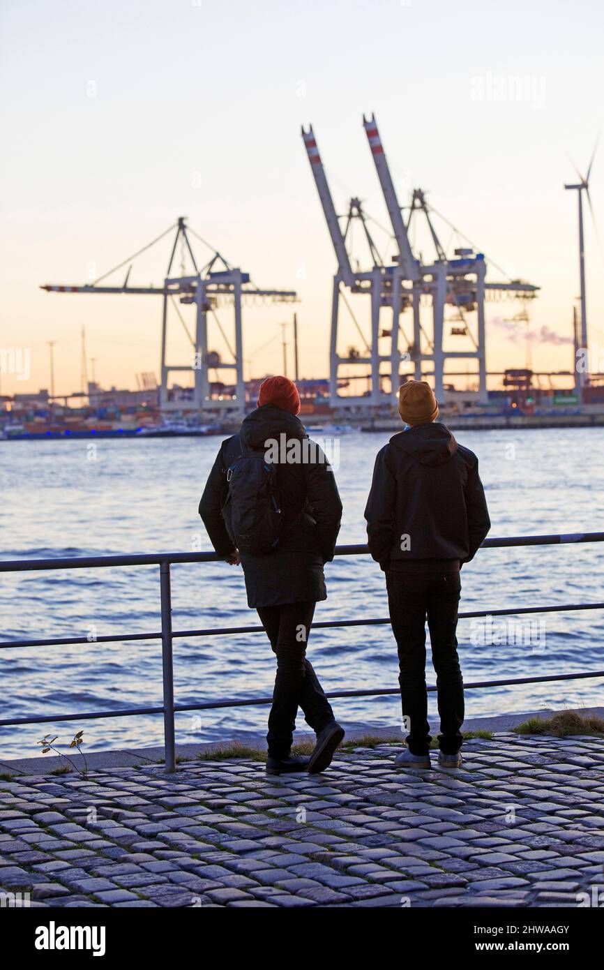 Zwei Personen vor Hafenkranen an der Norderelbe in Altona, Hafen Hamburg, Deutschland, Hamburg Stockfoto