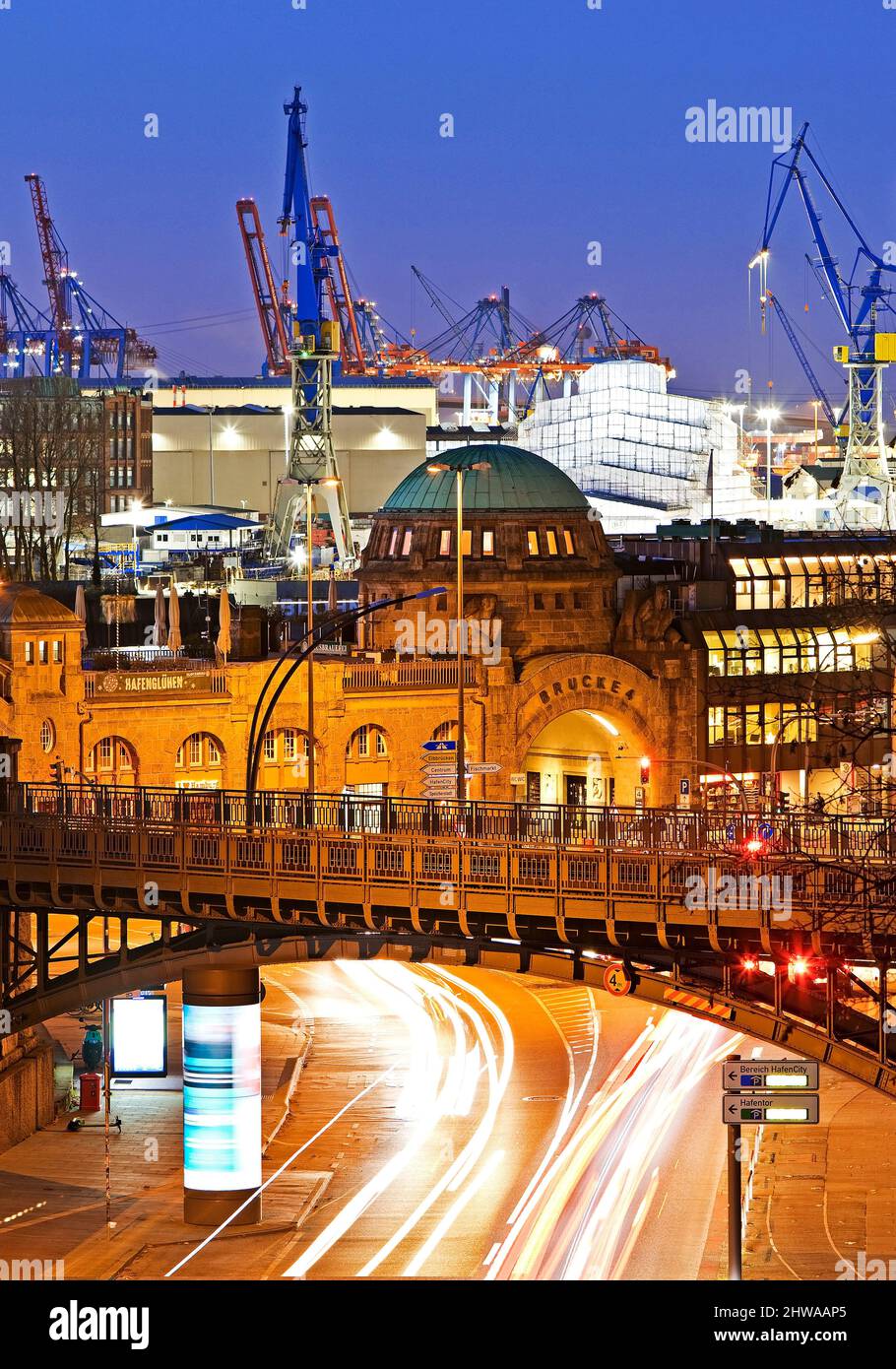 St. Pauli Pier mit Hafen bei Nacht, Deutschland, Hamburg Stockfoto