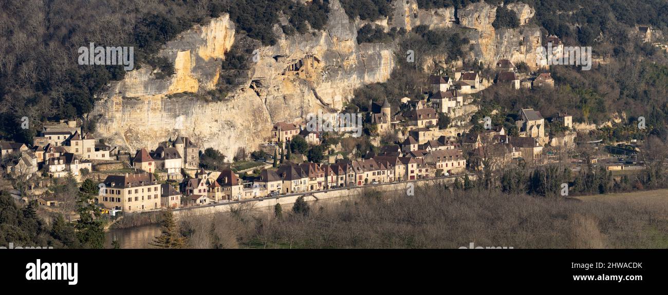 Panoramablick auf La Roque Gageac an einem sonnigen Winternachmittag wurde der Titel des drittschönsten Dorfes in Frankreich verliehen. Stockfoto