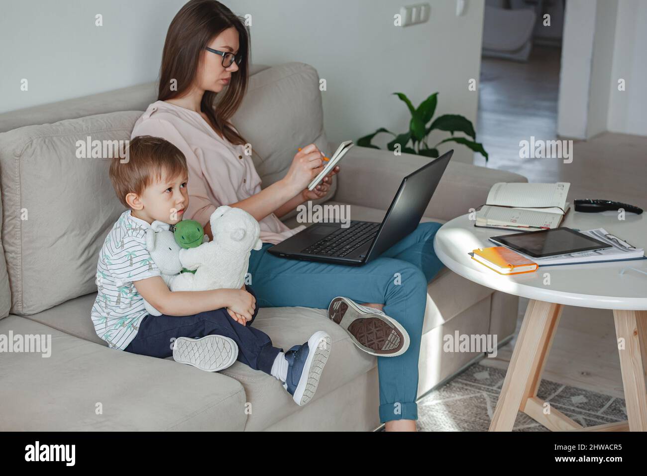 Konzept Arbeit zu Hause und zu Hause Familienbildung, Mutter arbeitet w Stockfoto