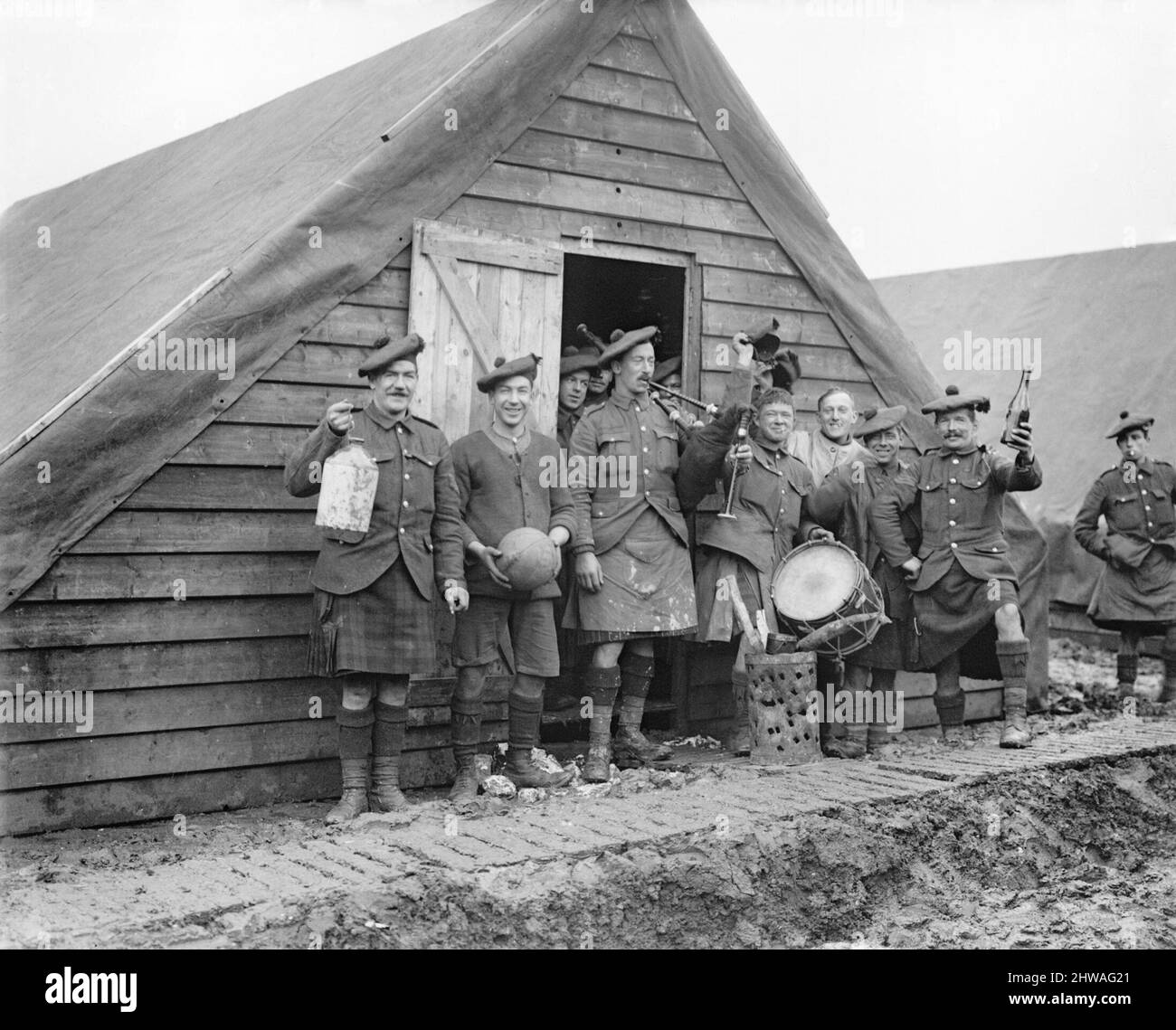 Soldiers of the Black Watch (Royal Highlanders) 15. Scottish Division in den Hutments von Henencourt am Neujahrstag. 1917 Stockfoto