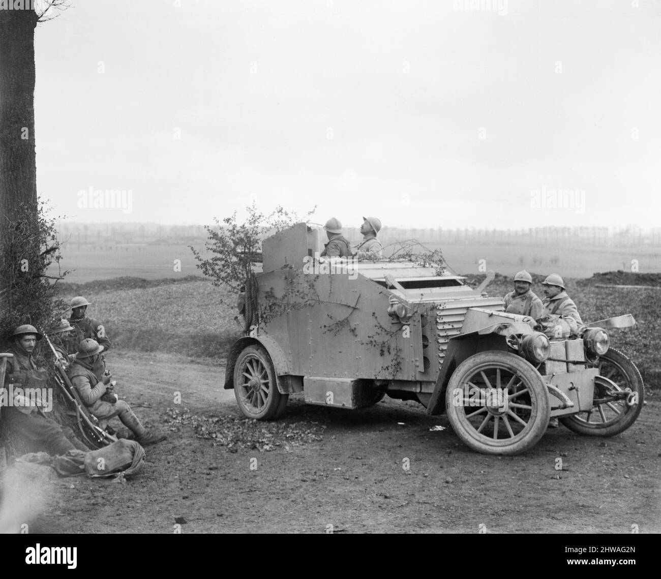 Die Schlacht der Lys. Ein französisches gepanzertes Auto, das zwei Unternehmen des Bataillons von 18., Middlesex Regiment (Kompositmacht, 15. Corps), unterstützt. Meteren, Den 16. April 1918. Stockfoto