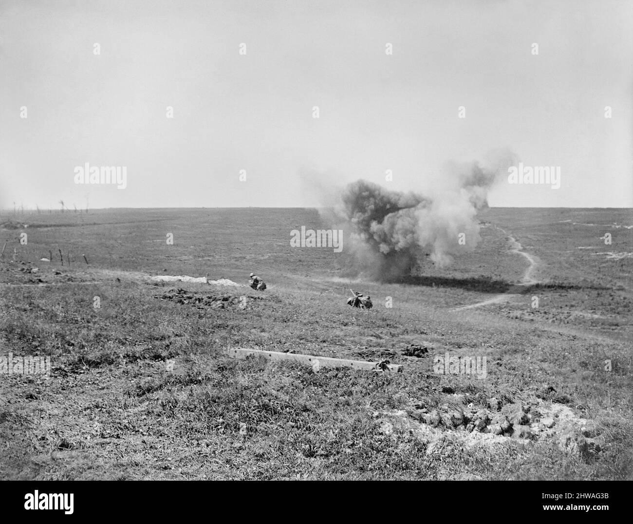 Zweite Schlacht an der Somme 1918. Deutscher Granatbruch, bei dem zwei Soldaten im Vordergrund ducken. In Der Nähe Von Courcelles, 21. August 1918. Stockfoto