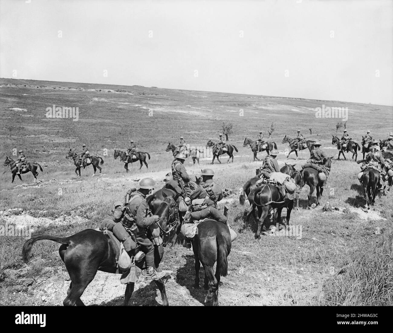 Truppen der 18. Husaren (Königin Marys eigene), die sich vorwärts bewegen. In der Nähe von Courcelles für die Schlacht von Albert während der Hunderttägigen Offensive 21. August 1918. Stockfoto