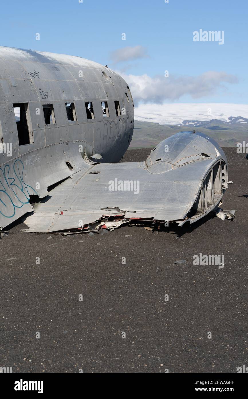 Beeindruckende Ansicht des Sólheimasandur Plane Wrack, der Überreste eines Flugzeugs der US Navy DC aus dem Jahr 1973, das auf dem schwarzen Sandstrand in Island abgestürzt ist Stockfoto