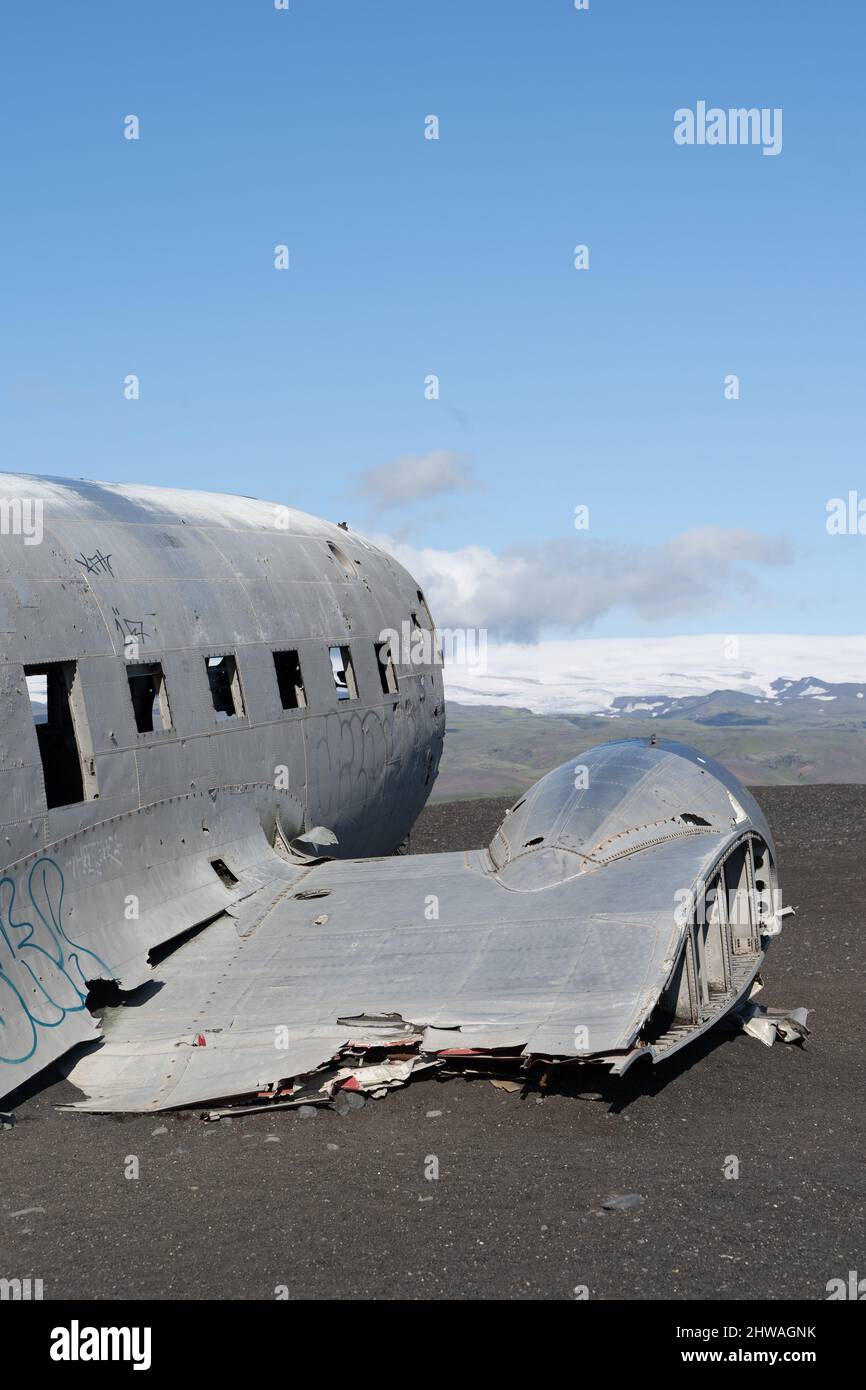 Beeindruckende Ansicht des Sólheimasandur Plane Wrack, der Überreste eines Flugzeugs der US Navy DC aus dem Jahr 1973, das auf dem schwarzen Sandstrand in Island abgestürzt ist Stockfoto