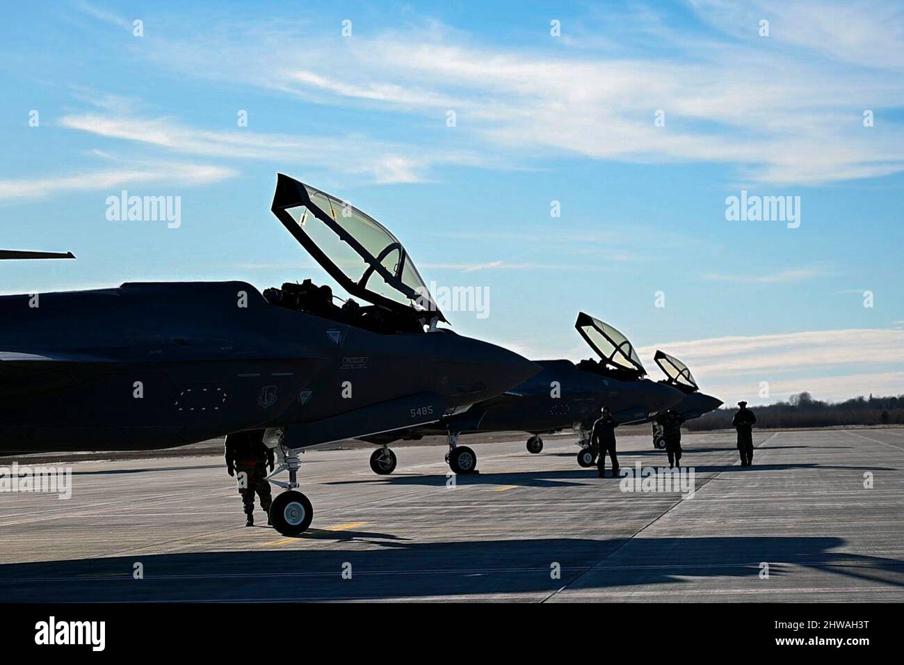 Amari Air Base, Estland. 27.. Februar 2022. Drei US-Luftstreitkräfte F-35s, die von der Royal Air Force Lakenheath dem Kampfflügel 48. zugewiesen wurden, werden nach dem Flug auf dem Luftwaffenstützpunkt Ã„mari, Estland, am 27. Februar 2022 gewartet. Mitglieder der FW 48., des Fighter Wings 52. vom Luftwaffenstützpunkt Spangdahlem, des Fighter Wings 388. vom Luftwaffenstützpunkt Hill und des Air Ground Operations Wings 435. vom Luftwaffenstützpunkt Ramstein wurden nach Ãmari ab eingesetzt, um die kollektive Verteidigung der NATOs und die verstärkte Luftpolizierungsmission zu unterstützen. Kredit: U.S. Army/ZUMA Press Wire Service/ZUMAPRESS.com/Alamy Live Nachrichten Stockfoto
