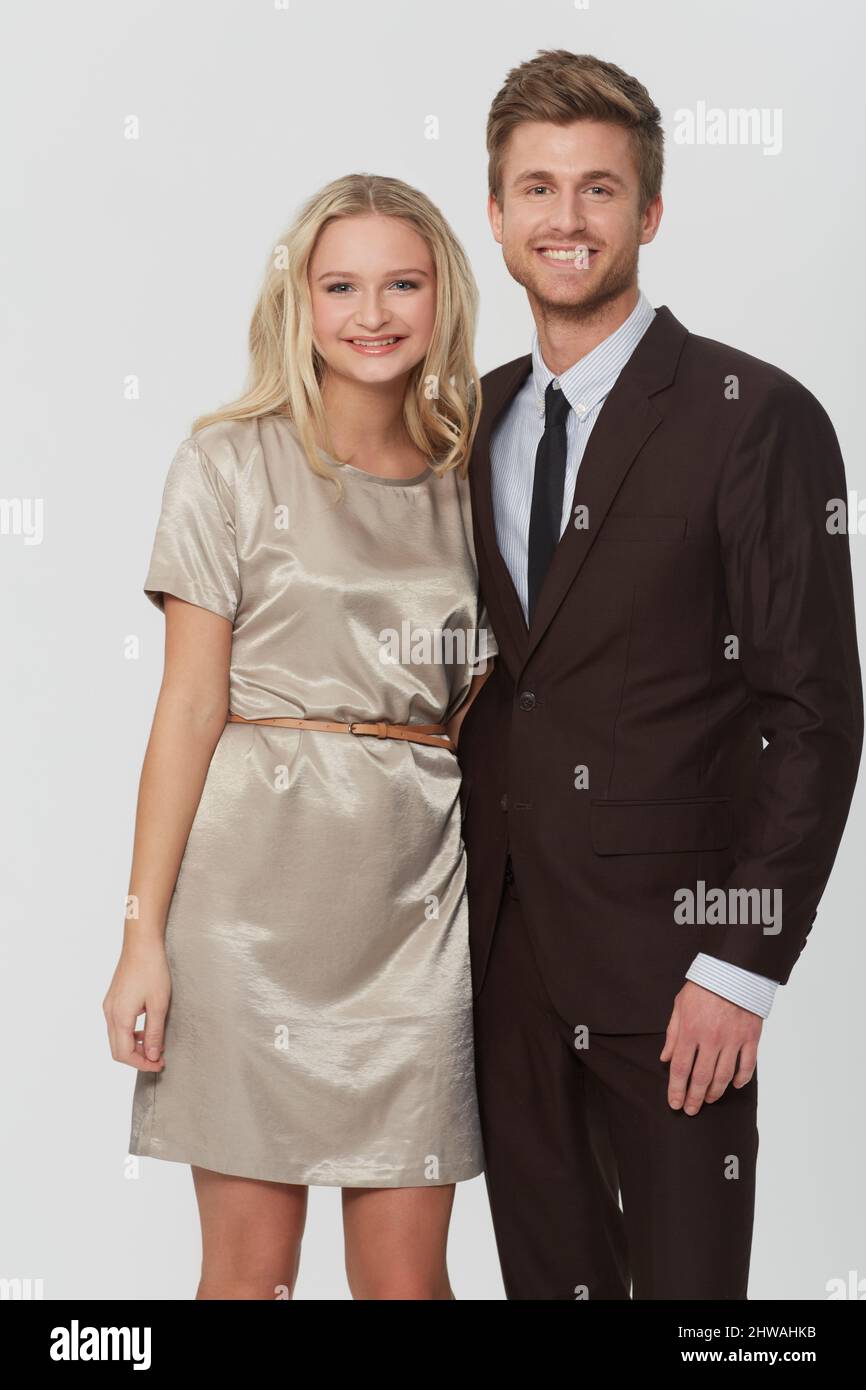 Unglaublich cool. Studioportrait einer gut gekleideten jungen Couople. Stockfoto