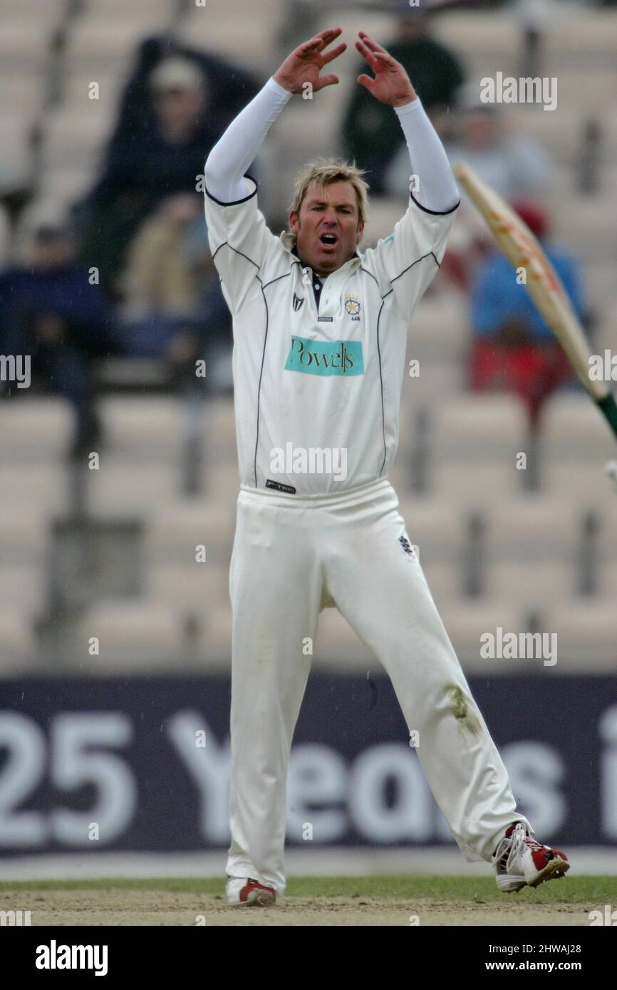 15. April 2005: Shane Warne von Hampshire zeigt Frustration beim Cricket-Spiel der Division One Frizzell County Championship zwischen Hampshire und Southampton, das im Rosebwl, Southampton, gespielt wurde. Foto: Glyn Kirk/Action Plus.050415 Stockfoto