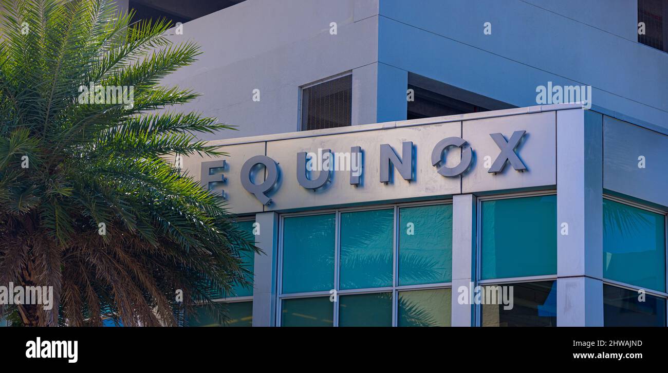 Equinox-Gebäude in der Collins Avenue Miami Beach - MIAMI, FLORIDA - 14. FEBRUAR 2022 Stockfoto