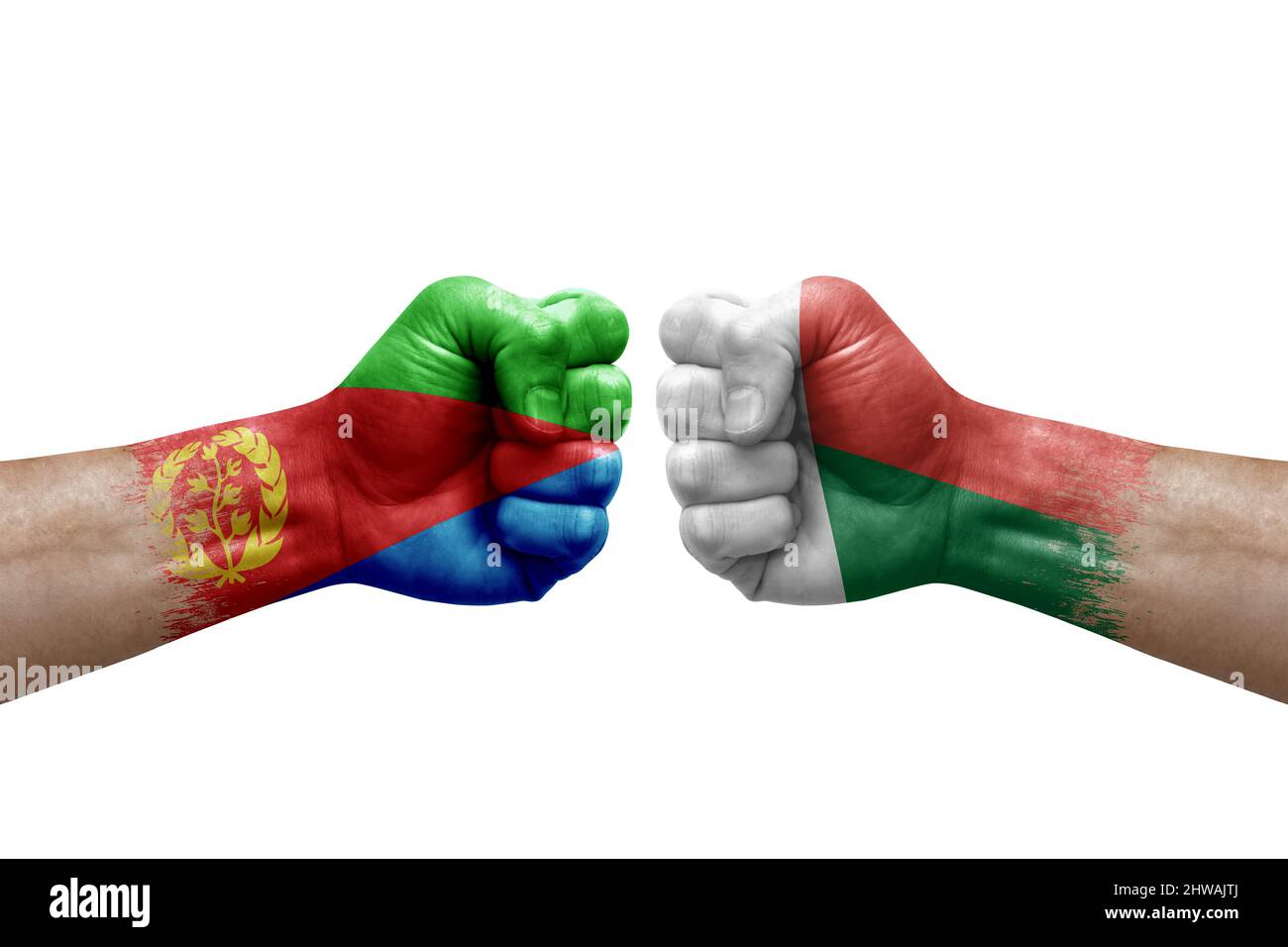 Zwei Hände schlagen sich gegenseitig auf weißem Hintergrund zu. Länderflaggen bemalten Fäuste, Konfliktkrisenkonzept zwischen eritrea und madagaskar Stockfoto