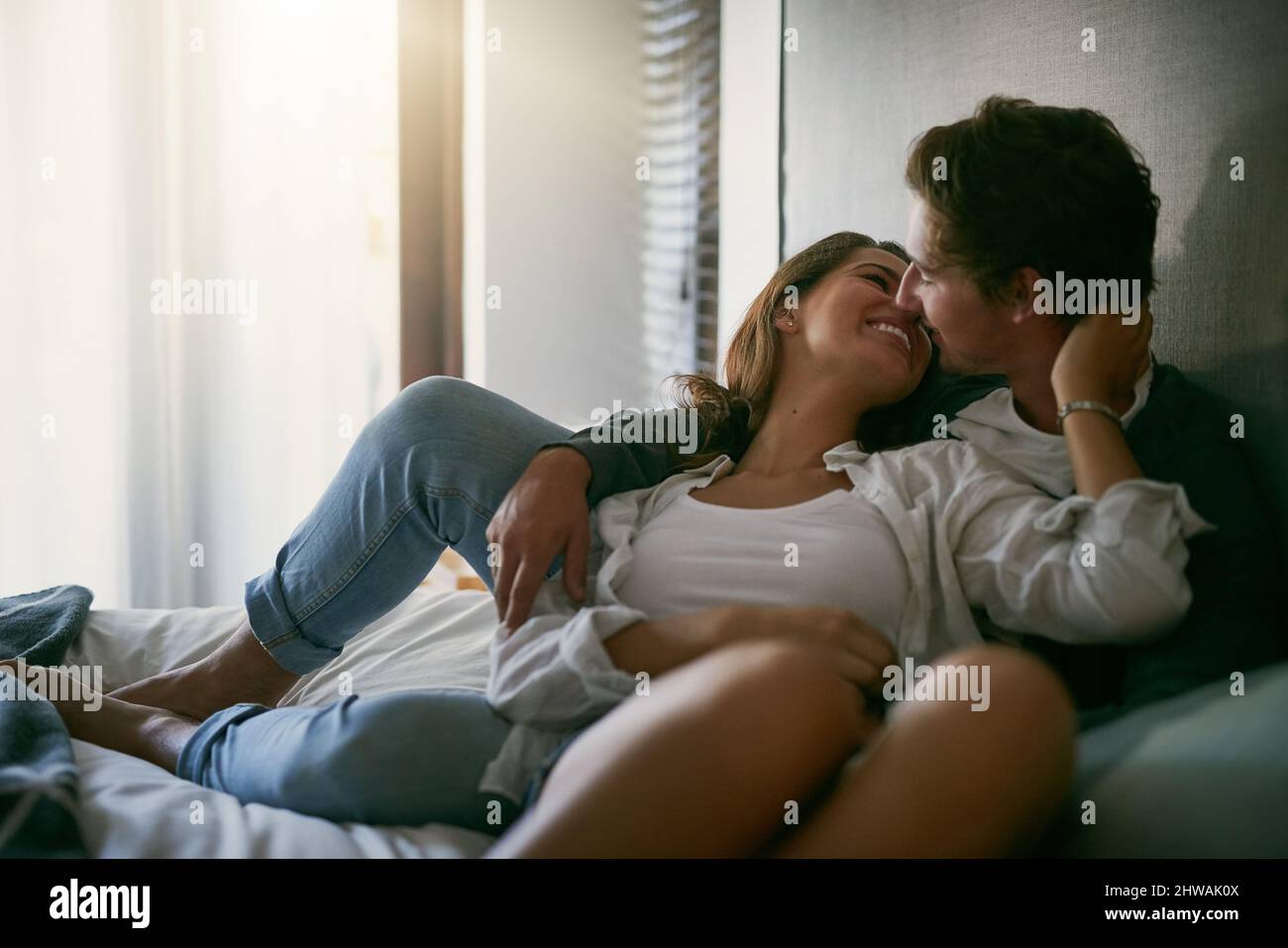 Nichts ist besser als nach Hause zu kommen, um die Arme zu lieben. Eine kurze Aufnahme eines liebevollen jungen Paares, das den Tag zu Hause verbringt. Stockfoto