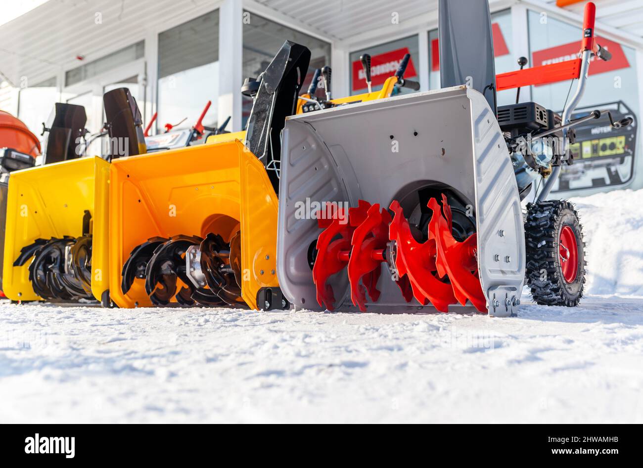 Zum verkauf steht ein neuer benzin-schneepflug schneeräumgerät für die  schneeräumung zu hause im winter