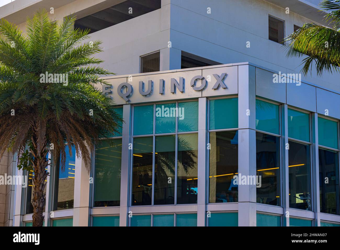 Equinox-Gebäude in der Collins Avenue Miami Beach - MIAMI, FLORIDA - 14. FEBRUAR 2022 Stockfoto