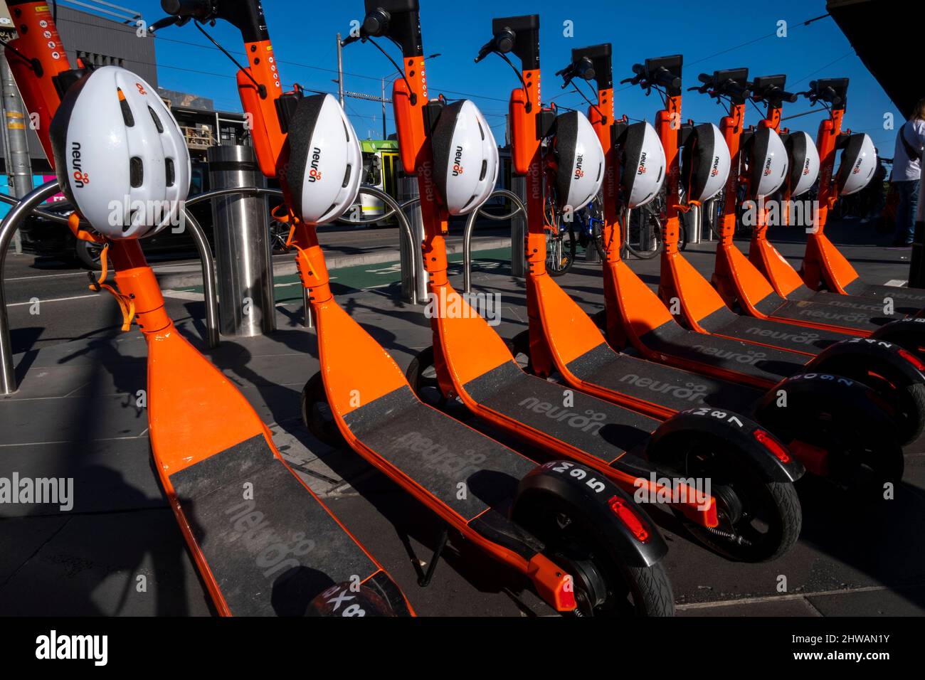 Motorroller können an der Flinders Street Station gemietet werden. Melbourne, Victoria, Australien Stockfoto