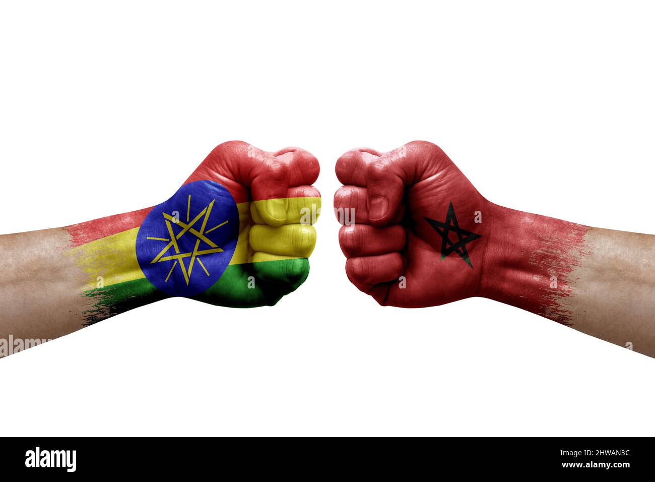 Zwei Hände schlagen sich gegenseitig auf weißem Hintergrund zu. Länderflaggen bemalten Fäuste, Konfliktkrisenkonzept zwischen äthiopien und marokko Stockfoto
