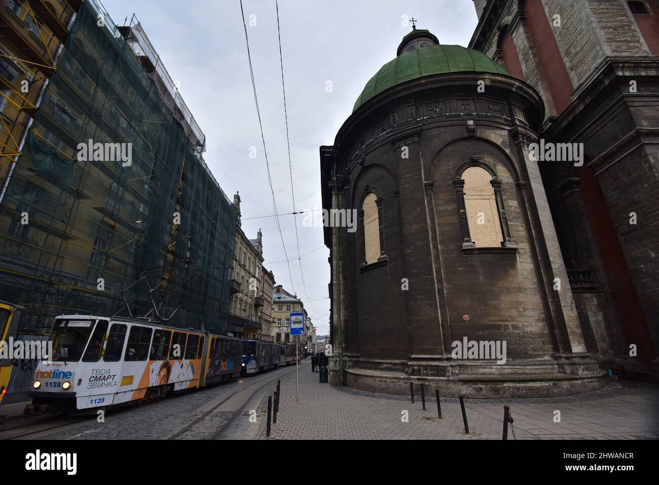 Lviv, Ukraine. 04. März 2022. Alte Glasfenster in der Kirche Mariä Himmelfahrt in Lemberg mit Spanplatten bedeckt in Erwartung einer möglichen russischen Beschuss gesehen.die Regierung versucht, architektonische Denkmäler in Lemberg zu schützen, Das Zentrum von Lemberg ist ein UNESCO-Weltkulturerbe in Erwartung eines möglichen russischen Beschuss. Kredit: SOPA Images Limited/Alamy Live Nachrichten Stockfoto