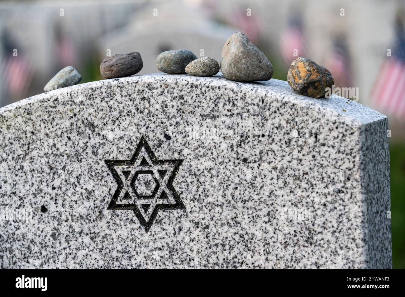Steine, die von jenen, die die Grabstätte besucht haben, auf einem jüdischen Grabstein platziert wurden Stockfoto