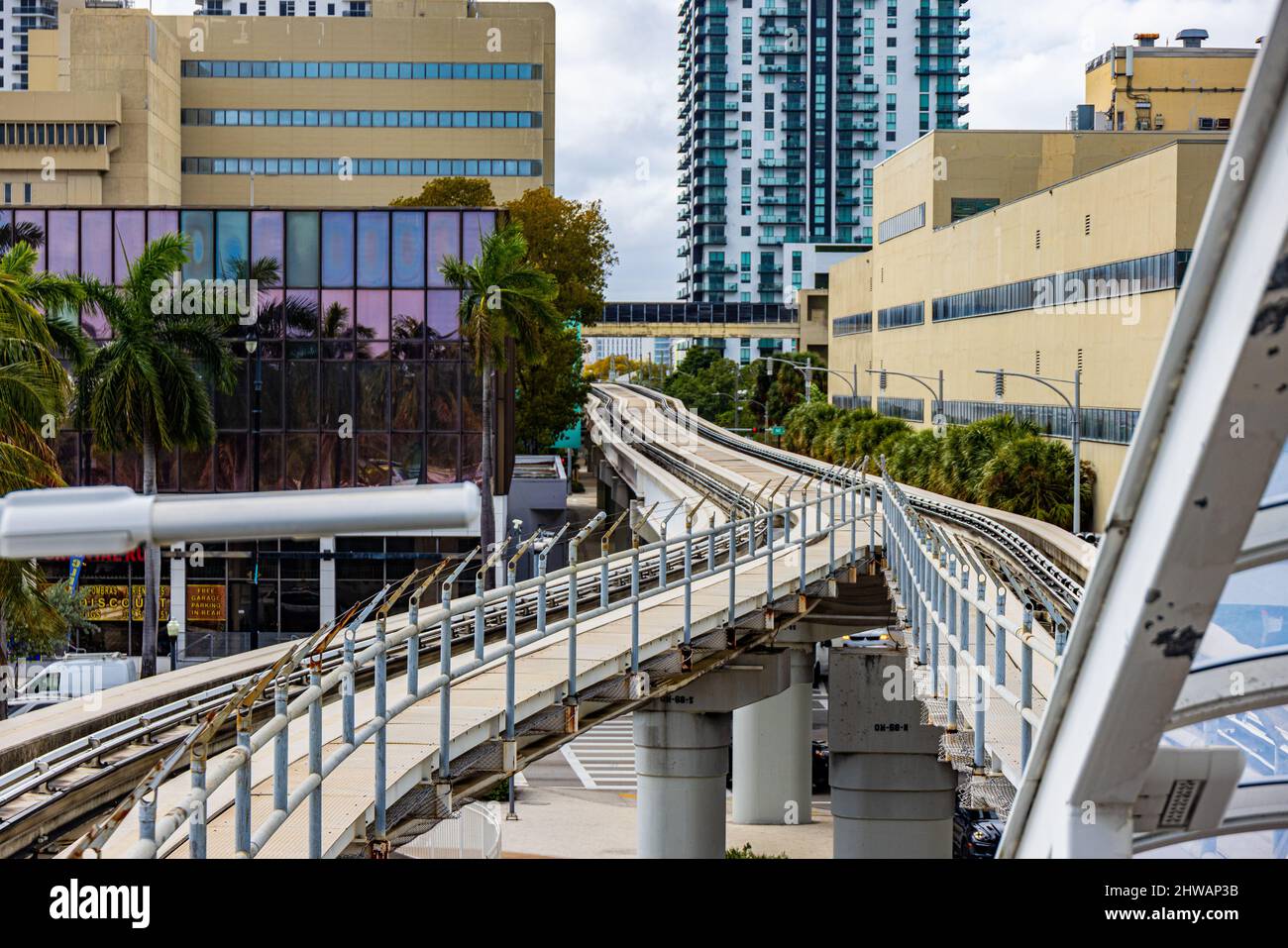Metro Mover Monorail in Downtown Miami - MIAMI, FLORIDA - 14. FEBRUAR 2022 Stockfoto