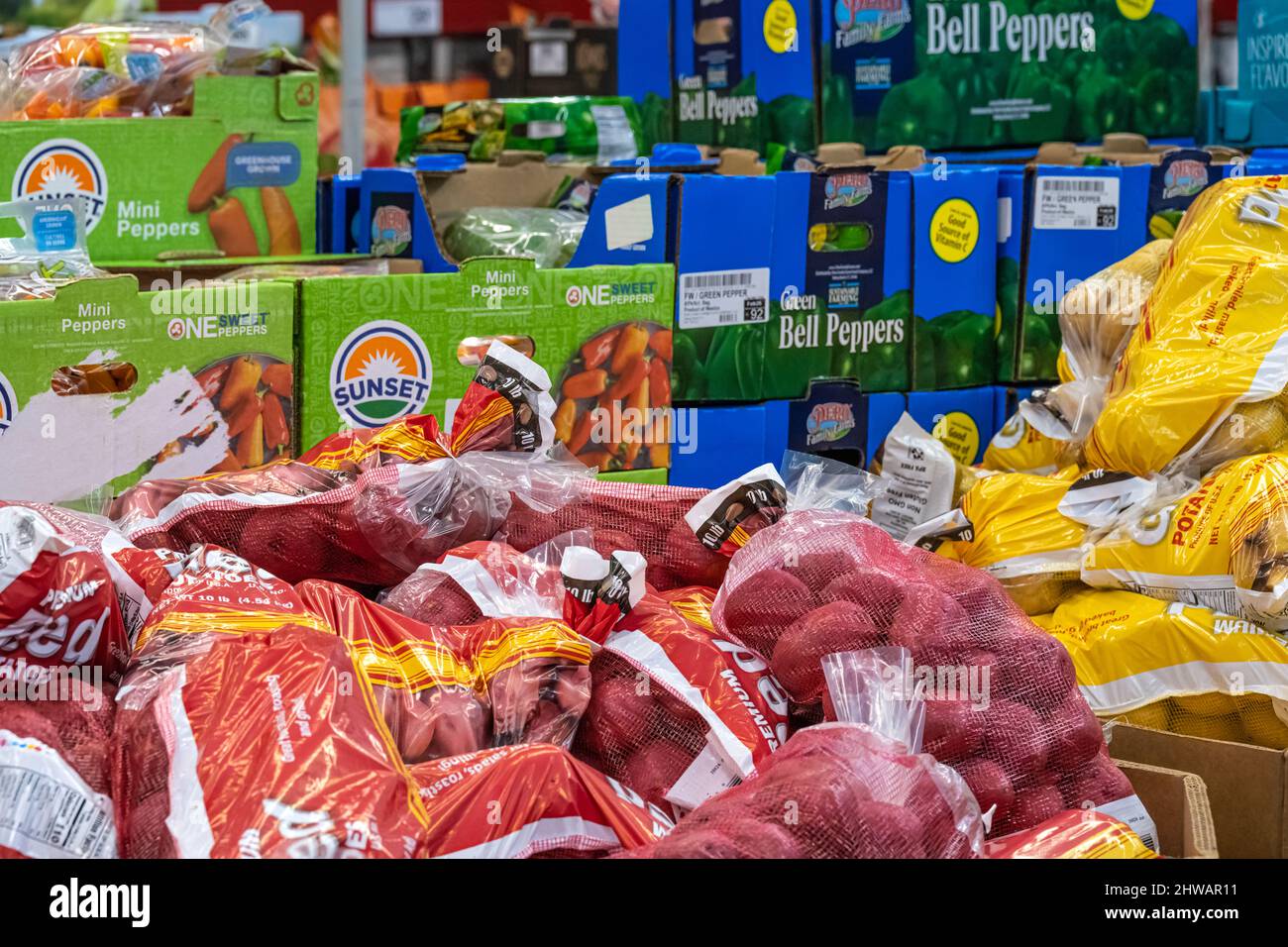 Sam's Club Lebensmittelbereich mit Schachteln mit Großprodukten in Snellville, Georgia. (USA) Stockfoto