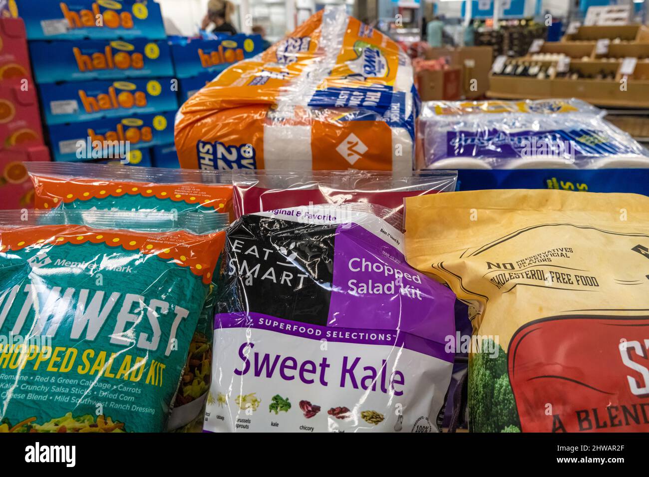 Ein voller Warenkorb im Sam's Club Membership Warehouse Store in Snellville, Georgia. (USA) Stockfoto