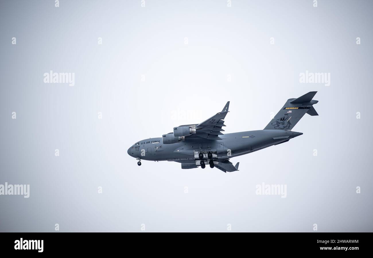 Ein C-17A Globemaster III, der der Alaska Air Guard zugewiesen wurde, bereitet sich auf die Landung auf der Joint Base Elmendorf-Richardson, Alaska, während der U.S. Northern Command Übung ARCTIC EDGE 2022 am 3. März 2022 vor. AE22 ist eine alle zwei Jahre stattfindende Homeland Defence Übung, um qualitativ hochwertige und effektive gemeinsame Schulungen bei strengen kalten Wetterbedingungen zu bieten. (USA Foto der Luftwaffe von Staff Sgt. Trevor T. McBride) Stockfoto