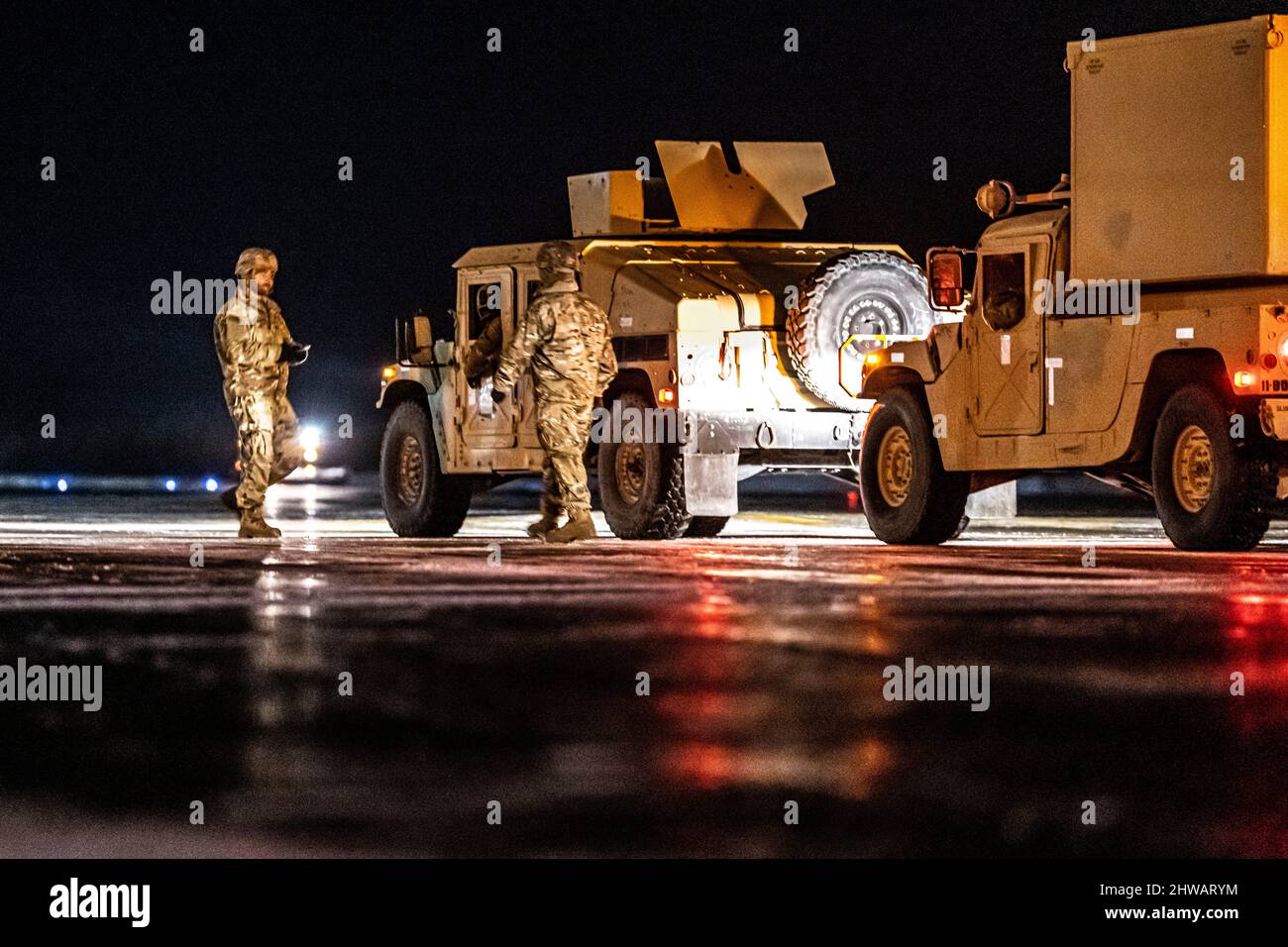 Raketenabwehrfahrzeuge kommen zur Vorbereitung auf die Übung Arctic Edge auf der Luftwaffenbasis Eielson, Alaska, am 1. März 2022 an. Arctic Edge 2022 ist eine alle zwei Jahre stattfindende Homeland Defence-Übung, die qualitativ hochwertiges und effektives gemeinsames Training bei strengen kalten Wetterbedingungen ermöglicht. (USA Luftwaffe Foto von Senior Airman Joseph P. LeVeille) Stockfoto