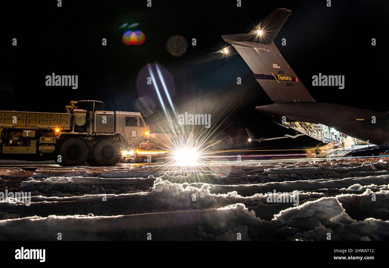 Fahrzeuge kommen zur Vorbereitung auf die Übung Arctic Edge auf dem Luftwaffenstützpunkt Eielson, Alaska, am 1. März 2022 an. Die Fahrzeuge wurden während des Arctic Edge 2022 zur simulierten Luft- und Raketenabwehr in kargen arktischen Umgebungen integriert. (USA Luftwaffe Foto von Senior Airman Joseph P. LeVeille) Stockfoto