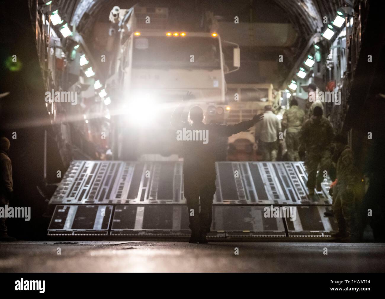 Soldaten der US-Armee entladen Raketenabwehrausrüstung zur Vorbereitung auf die Übung Arctic Edge auf der Luftwaffenbasis Eielson, Alaska, 1. März 2022. Arctic Edge 2022 ist eine alle zwei Jahre stattfindende Homeland Defence-Übung, die qualitativ hochwertiges und effektives gemeinsames Training bei strengen kalten Wetterbedingungen ermöglicht. (USA Luftwaffe Foto von Senior Airman Joseph P. LeVeille) Stockfoto